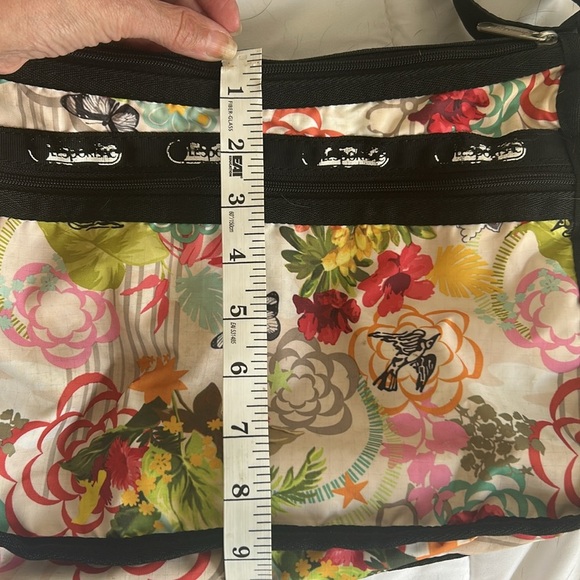 Lesportsac Floral Shoulder bag cream & black adjustable strap - Picture 10 of 10